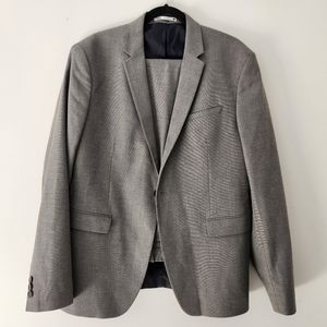 Zara Men's Grey Suit - Size 44 US Jacket and Size 32 US Pants Matching Set